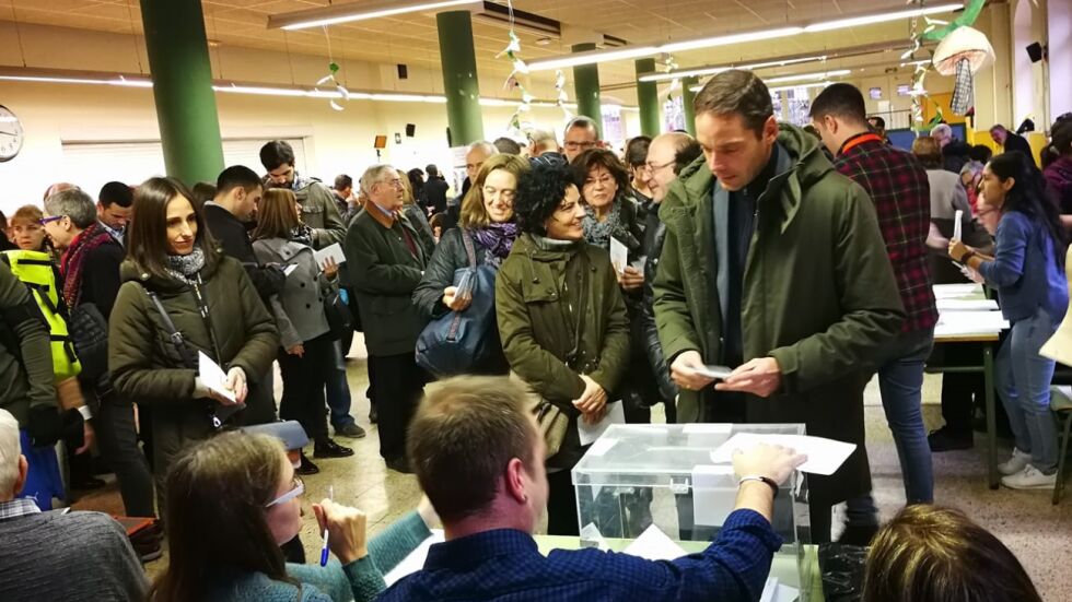 В Каталуния избират парламент, гласуването започна