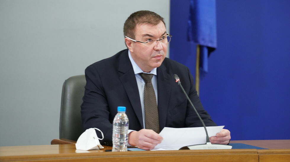 Здравният министър: Близо 48% от служителите в болници искат да се ваксинират