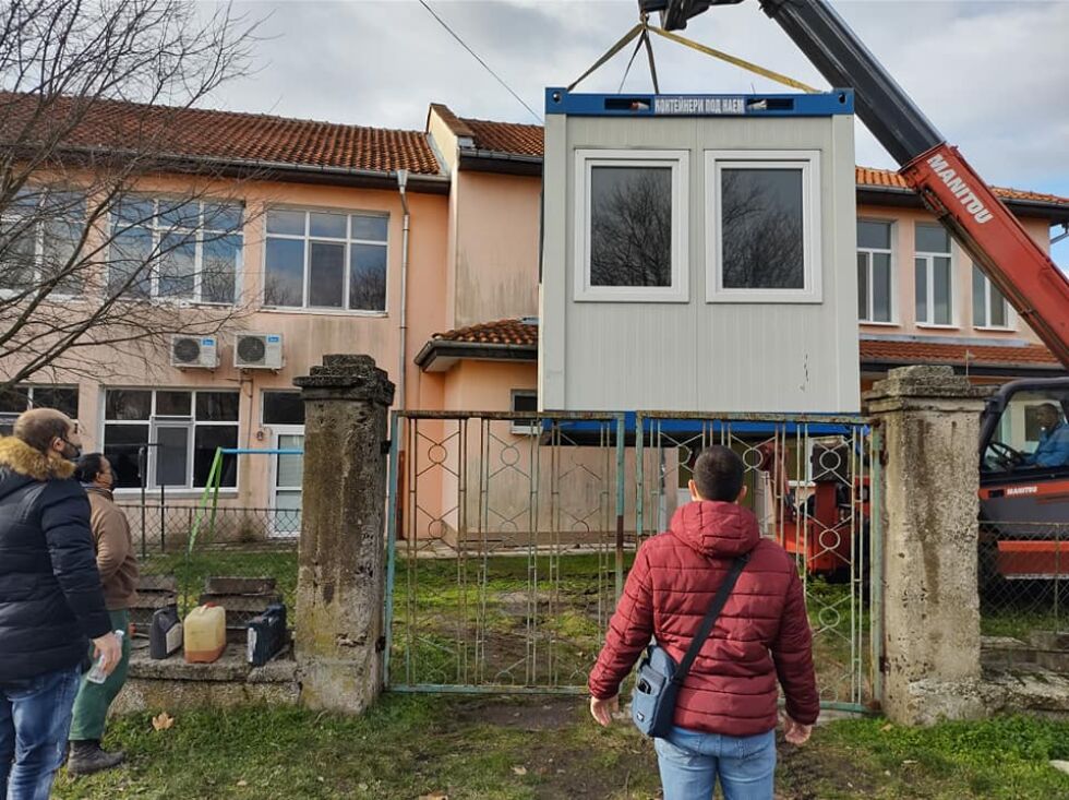 Поставиха фургони за изолация на персонала, контактен на заразени в Русокастро 