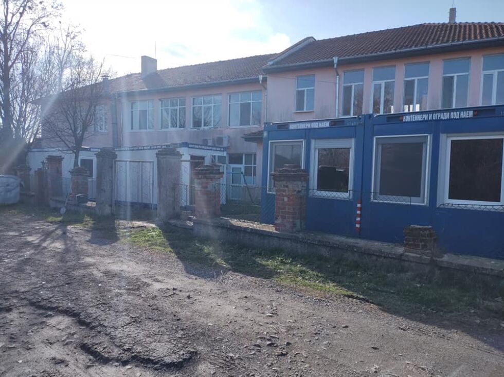 Заради ново огнище на COVID: Изолират във фургони заразения персонал на социален дом