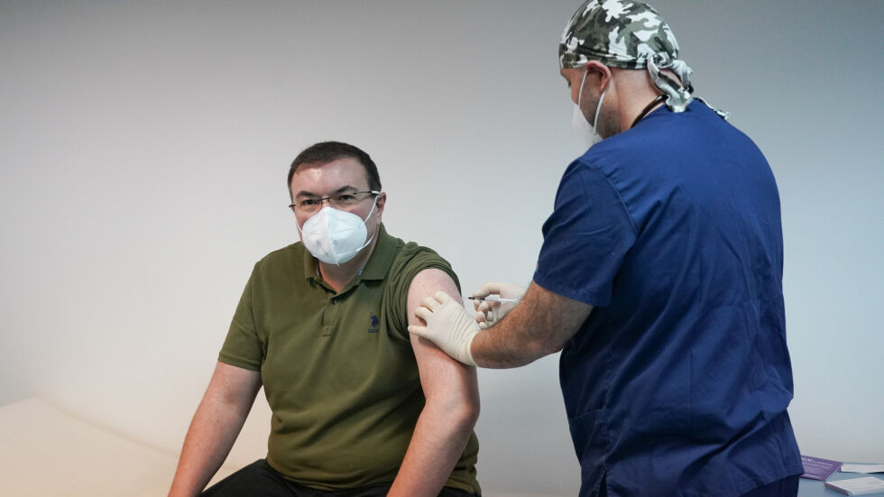 Официално: Проф. Ангелов стана първият българин, имунизиран срещу COVID-19
