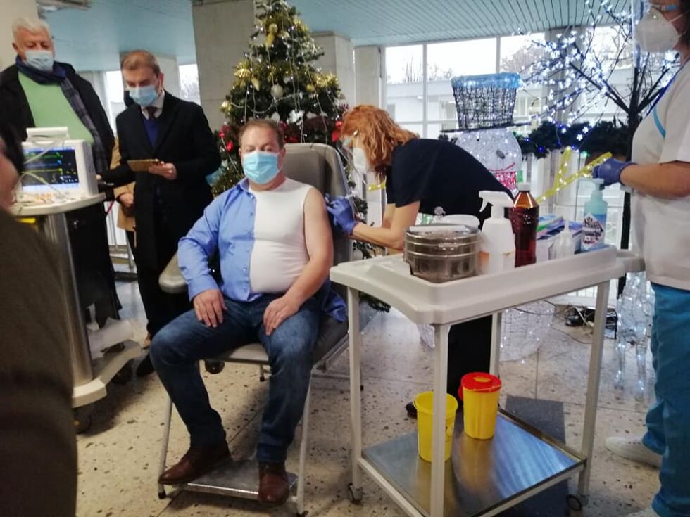 Председателят на БЛС се имунизира срещу коронавирус в Пловдив