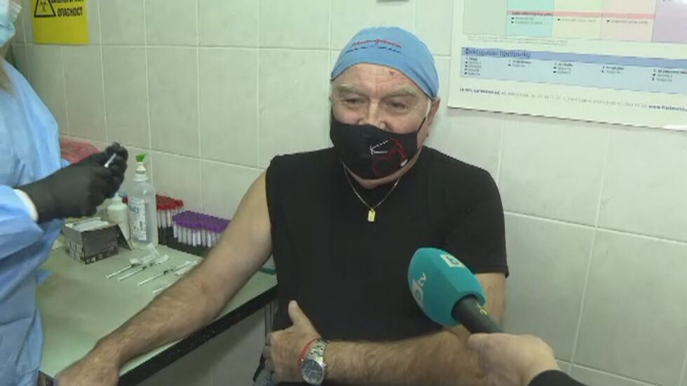 Започна имунизирането на медицински персонал в най-голямата болница във Враца