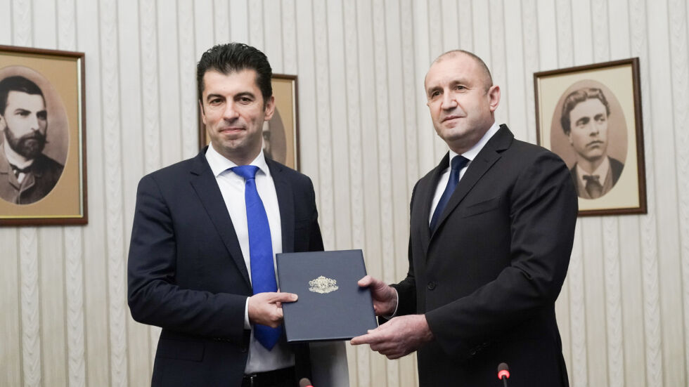 Румен Радев връчва мандата на „Продължаваме промяната“