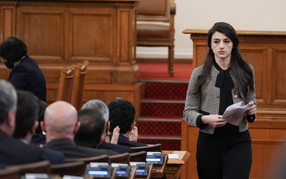 Депутатите гласуваха оставката на Лена Бориславова