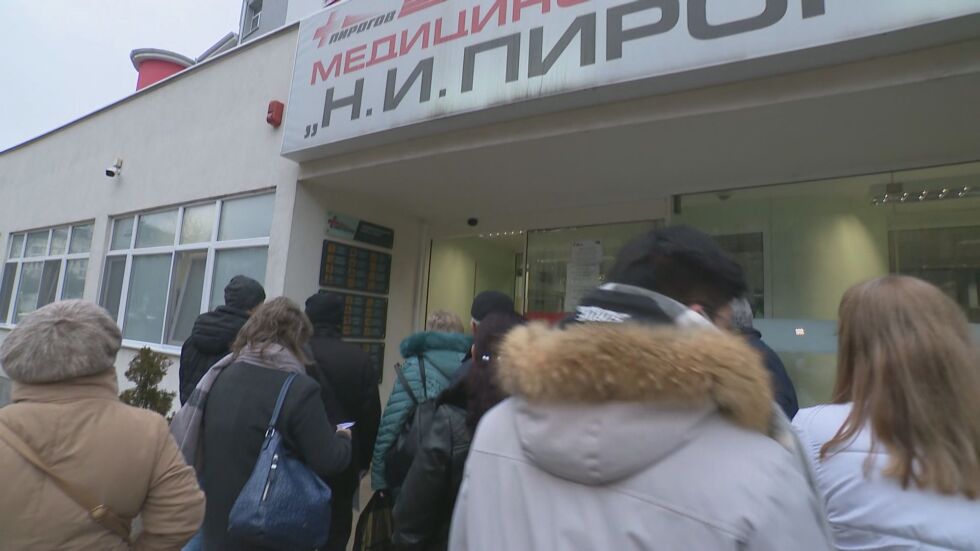 Опашка за ваксини: Пред „Пирогов“ отново се събраха десетки желаещи