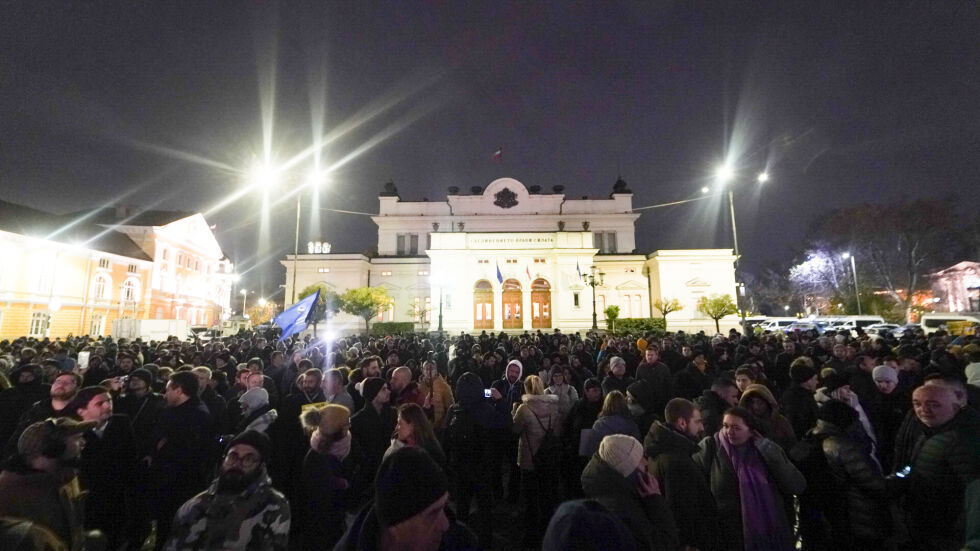 Протест пред парламента заради връщането на хартиената бюлетина
