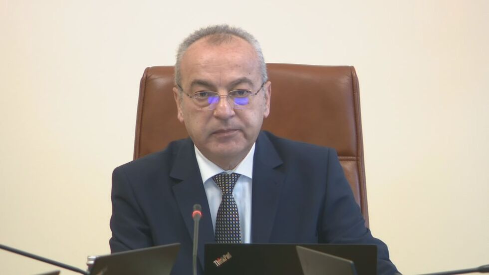 Служебният премиер: Представях си заглавията - Гълъб Донев отлетя от Министерския съвет