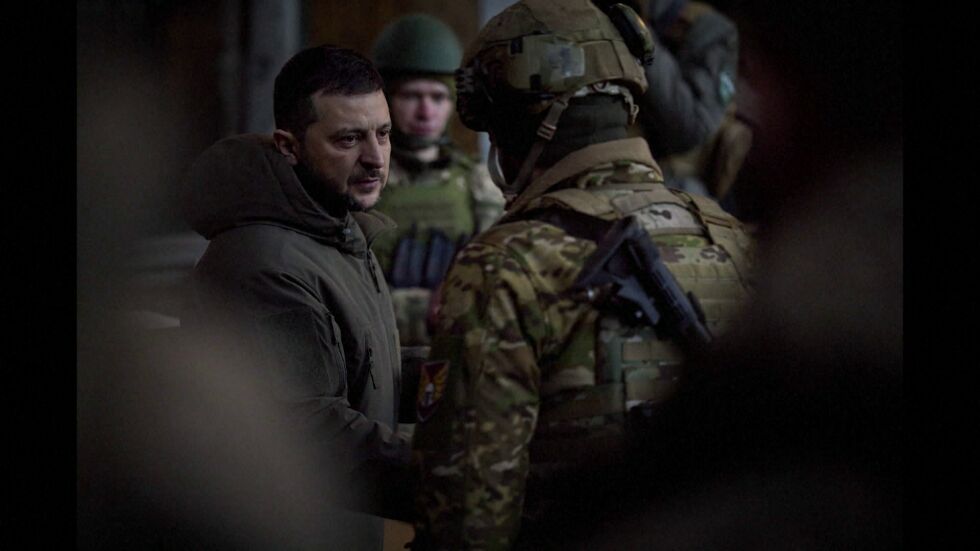 Зеленски направи рисковано посещение на фронтовата линия край Бахмут