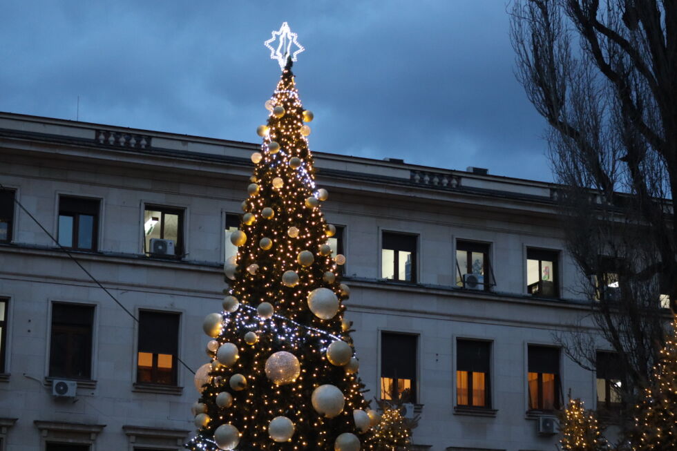 #LightUpUkraine: Градове по целия свят, сред които и София, изгасят коледните светлини