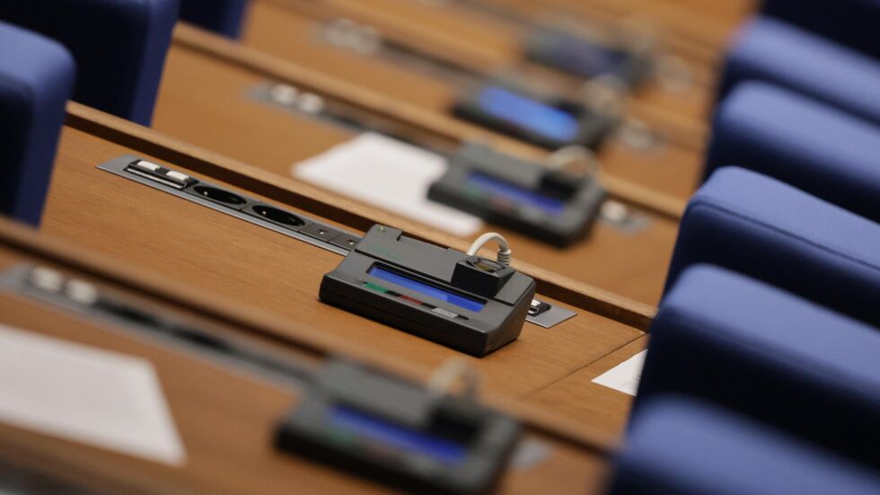 Илияна Йотова подписа указ за свикването на 52-рия парламент