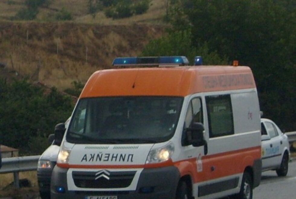 Товарен автомобил удари каруца, 10-годишно момче е с опасност за живота