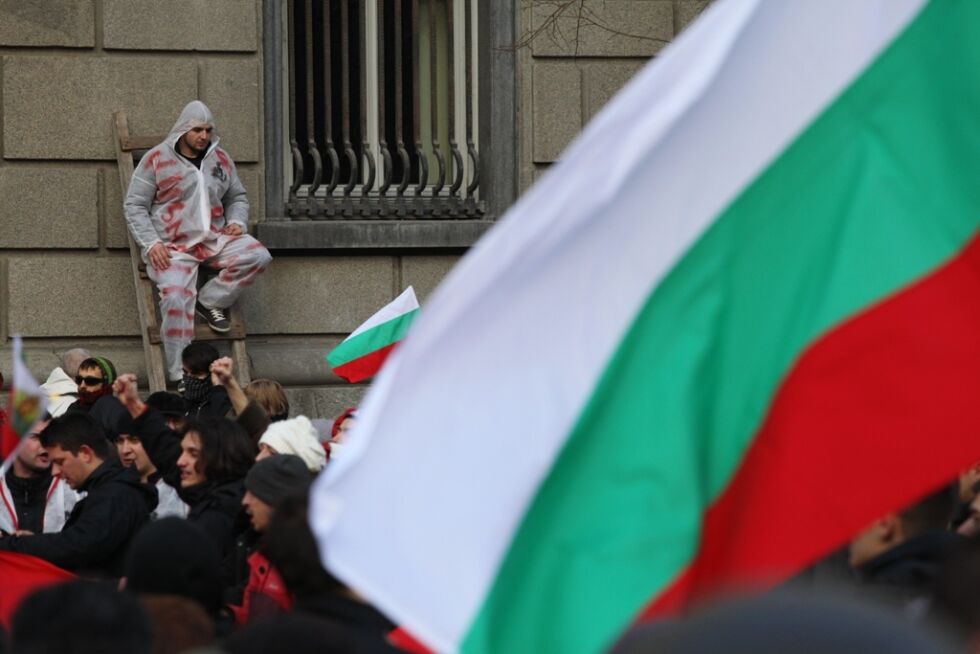 Протестите подкрепиха пазара на знамена, масово се продават фалшиви