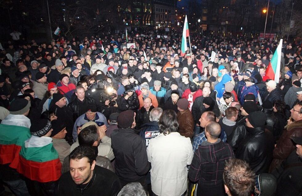Общо 100-тина души се събраха на протести в Бургас и Варна