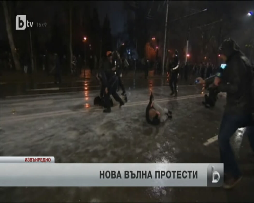 ЕКСКЛУЗИВНО: Кадри от сблъсъците между протестиращи и полиция