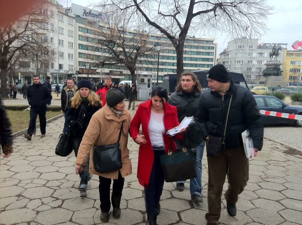 Сбирката в подкрепа на правителството започна да нараства