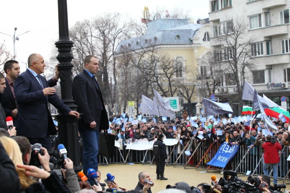 Общински служители от Пловдив насила отишли на проправителствения протест