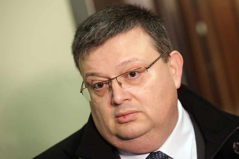 Цацаров за падналия хотел: Не мога да кажа колко хора са заровени отдолу