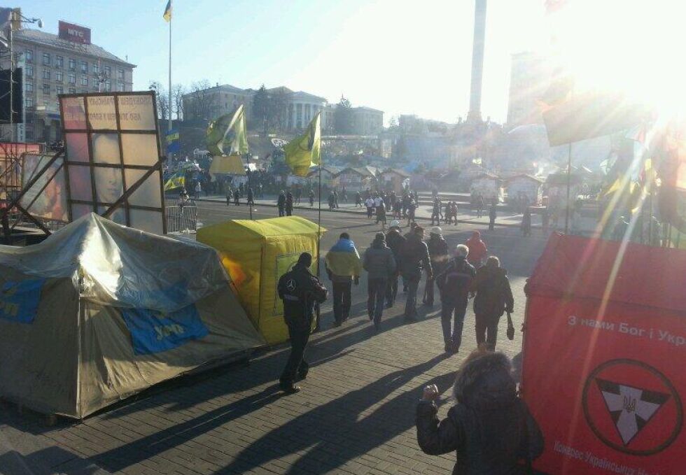 Украинската опозиция обсади парламентарната трибуна