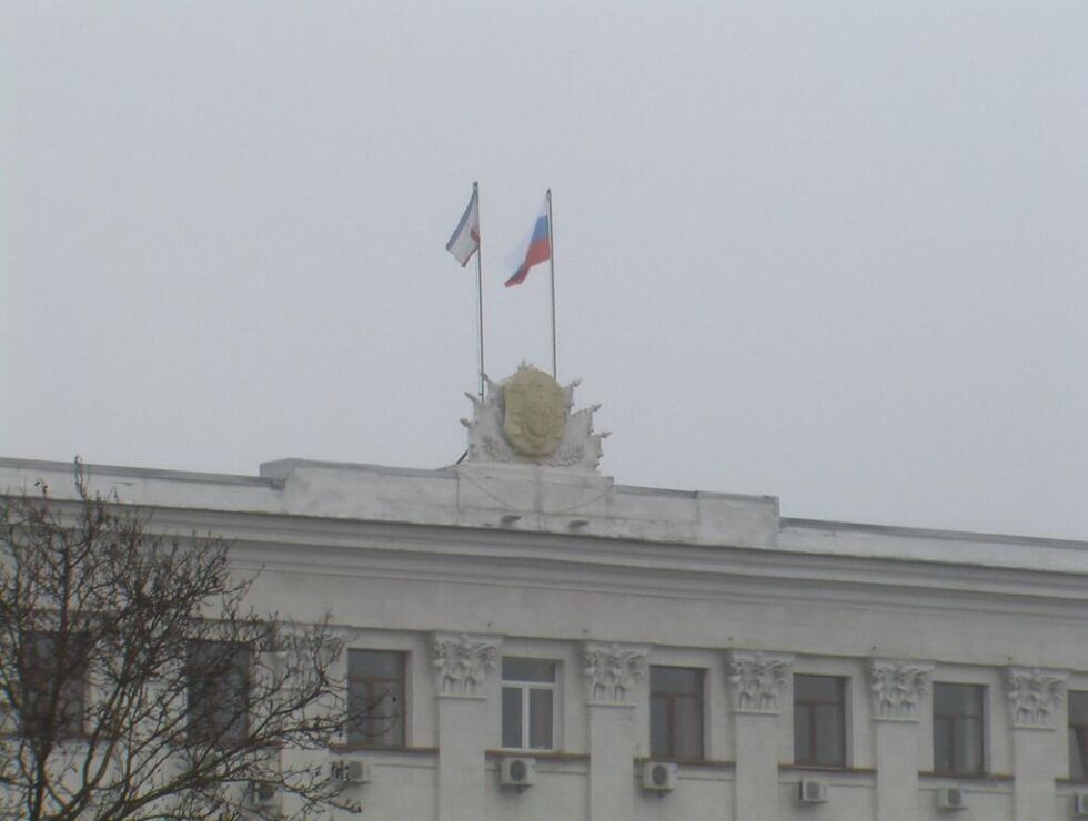 Въоръжени превзеха парламента в Крим и издигнаха руския флаг