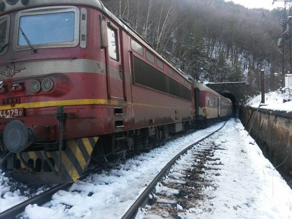 Влаковете спряха в 8 участъка в страната
