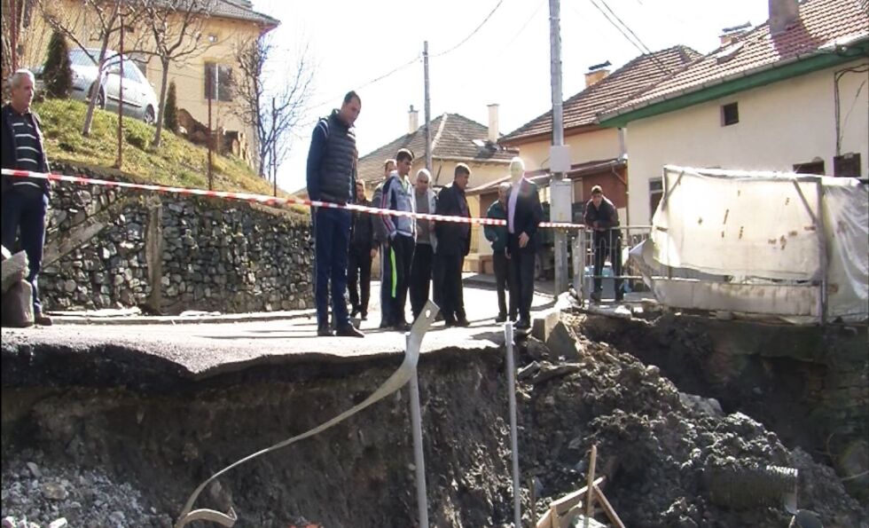 Две свлачища в района на Сатовча откъсват десетки хора от света