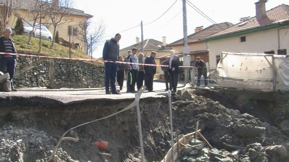 В Плетена чакат свлачище да събори къщите им (СНИМКИ)