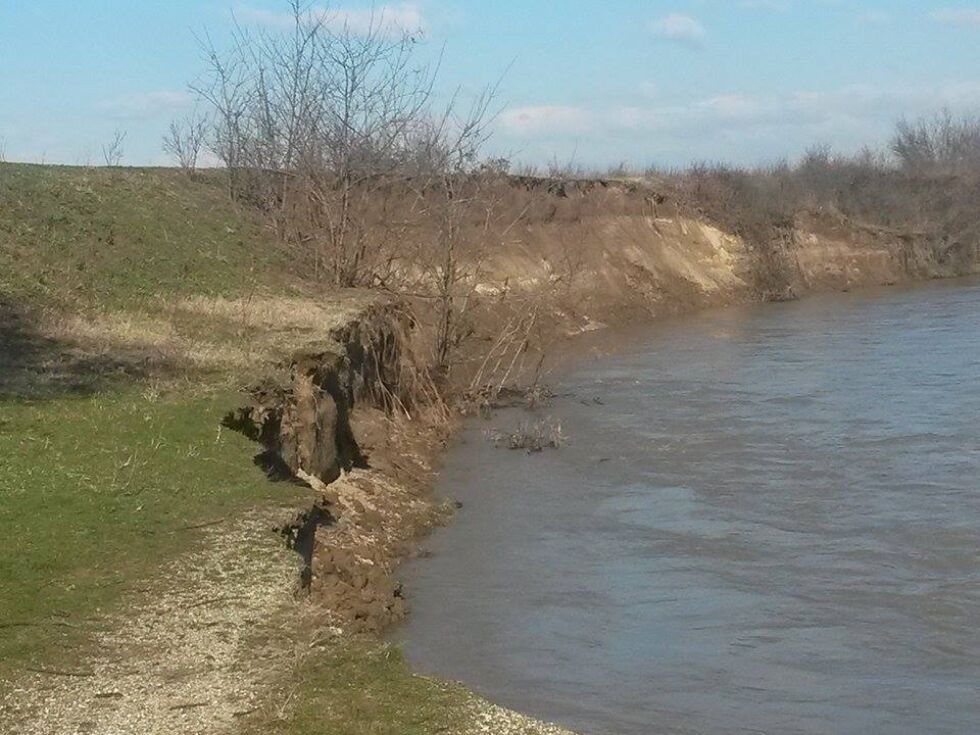 Стряма руши диги край село и магистрала (СНИМКИ И ВИДЕО)