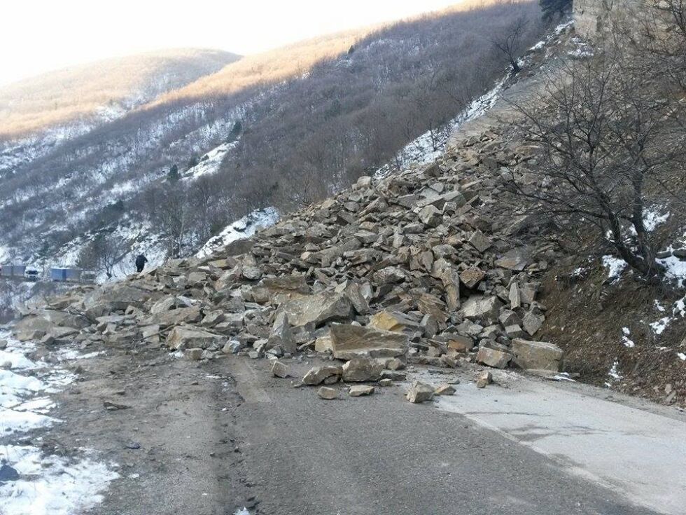 Свлачище затрупа пътя Кричим - Девин (СНИМКИ и ВИДЕО)