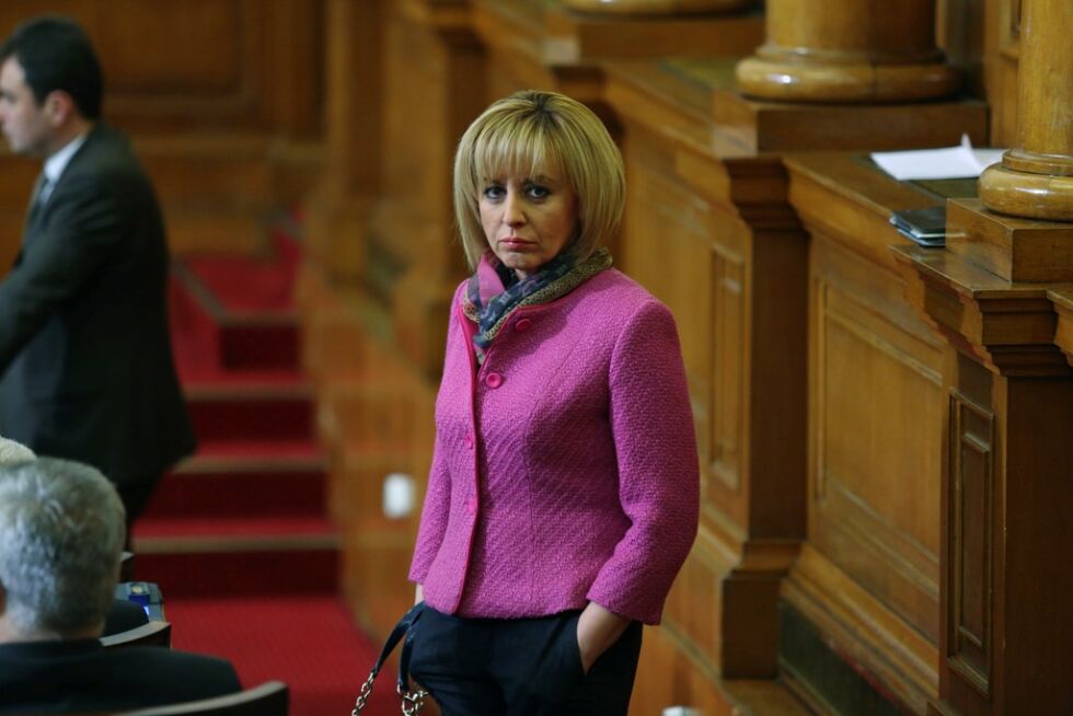 Мая Манолова поиска оставката на Калфин