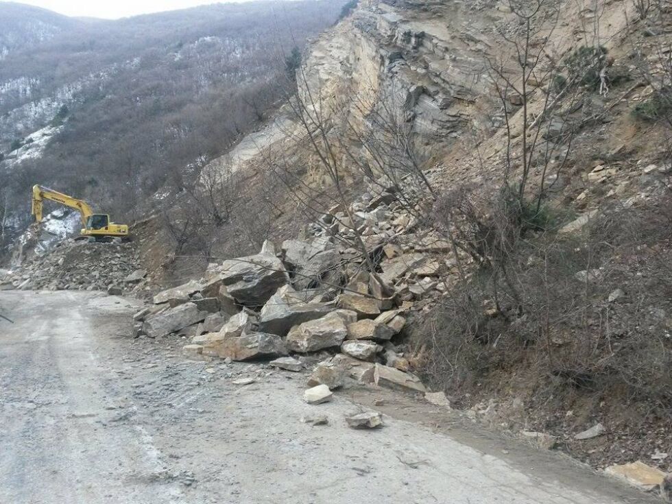 Kонтролирани взривове срещу опасните скали на пътя Кричим-Девин