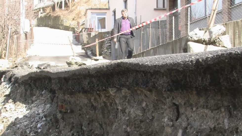 Спешни мерки за овладяване на свлачището в Сатовча
