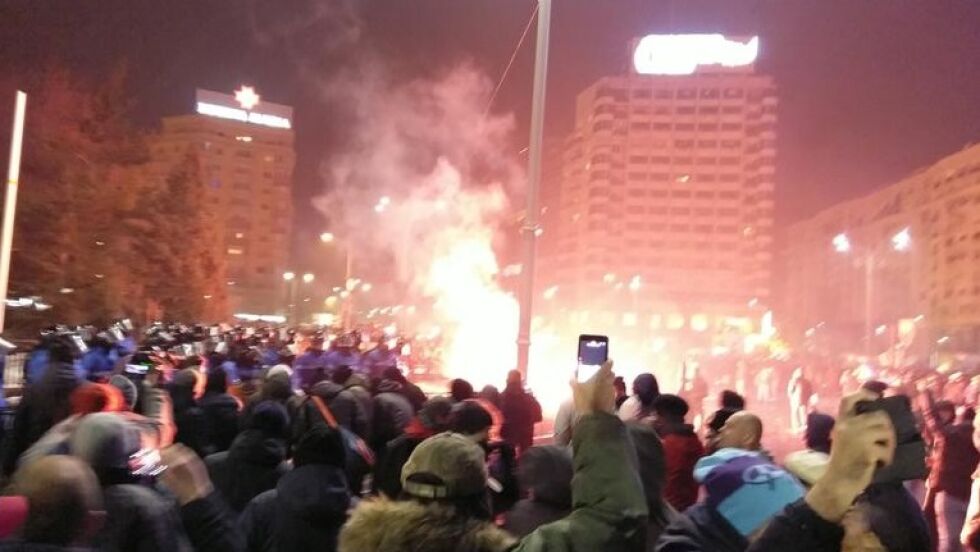 Сблъсъци между протестиращи и полиция в Румъния ( ВИДЕО И СНИМКИ)