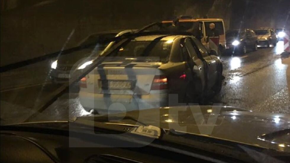 Жена загина, след като осветително тяло падна върху автомобил в тунела „Ечемишка“