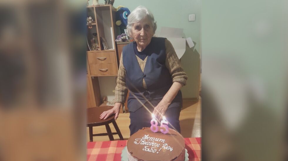 85-годишна жена с COVID-19 чака часове да я приемат в болница