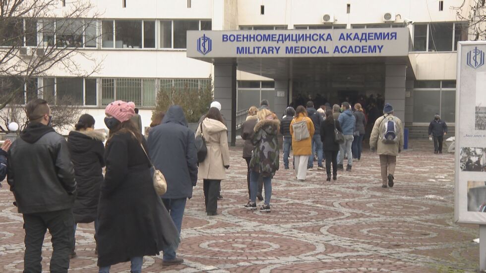 Втори ден масова имунизация: По 1500 дози на час са поставяни в страната (ОБЗОР)