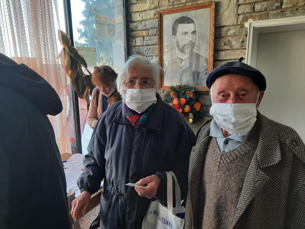 Заедно и в битката срещу COVID-19: Надежда и Борис са първите ваксинирани в родопското село Бойково