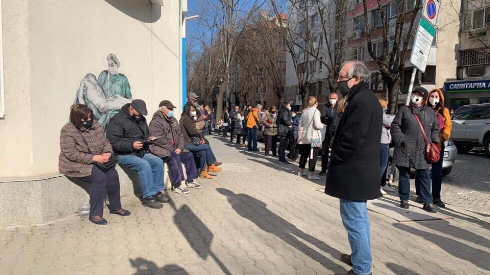 Хаос пред „Пирогов“: Желаещите ваксина срещу COVID-19 бяха отпратени (СНИМКИ и ВИДЕО)