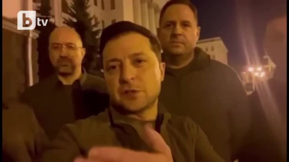 Зеленски от Киев: Тук сме, слава на героите!