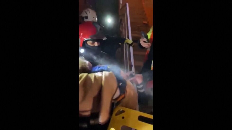След 83 часа под руините: Спасиха 3-годишно момченце (ВИДЕО)