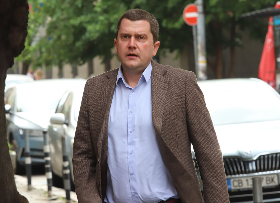 Нови трусове вляво: Кметът на Перник и още 50 социалисти напуснаха БСП (ОБЗОР)