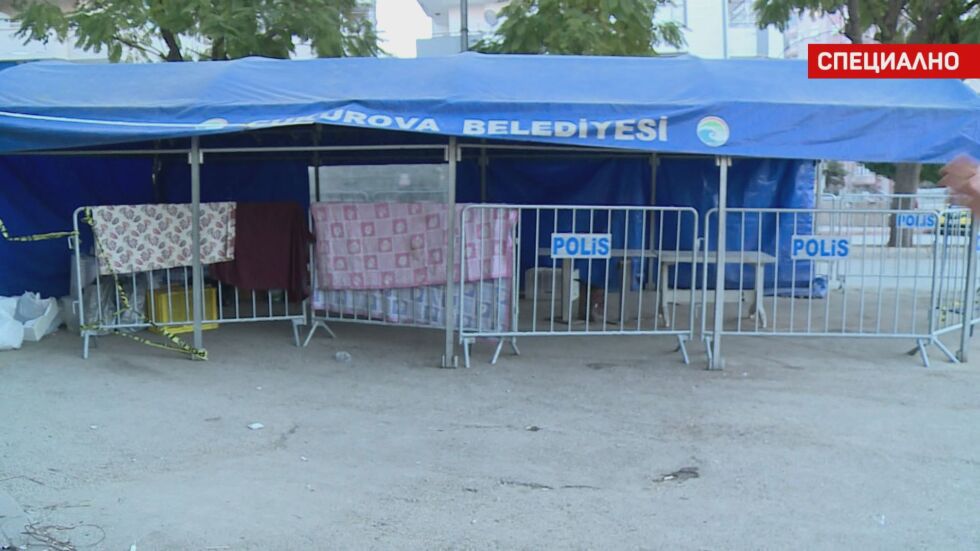 Специалният екип на bTV в Адана: Хората наемат автомобили, в които да нощуват 