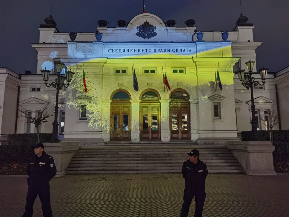 Шествие в София: Осветиха парламента с цветовете на знамето на Украйна (ВИДЕО И СНИМКИ)