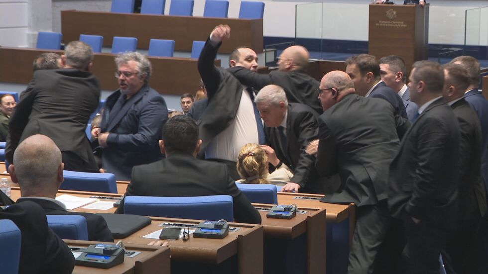 Депутати отново налетяха на бой в Народното събрание (ВИДЕО, СНИМКИ)