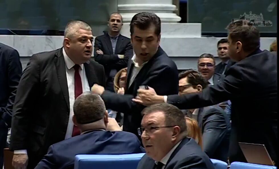 Сблъсък в Народното събрание между Кирил Петков и Байрам Байрам (ВИДЕО, СНИМКИ)