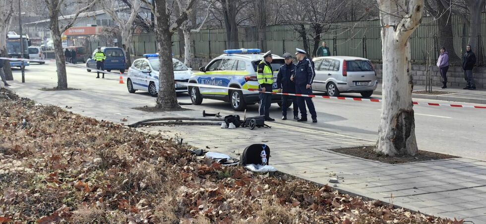 Автомобил помете майка с бебе и дете на тротоар в Русе (СНИМКИ)