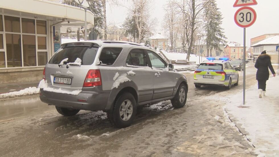 Две деца са ударени от джип пред училището в Дряново
