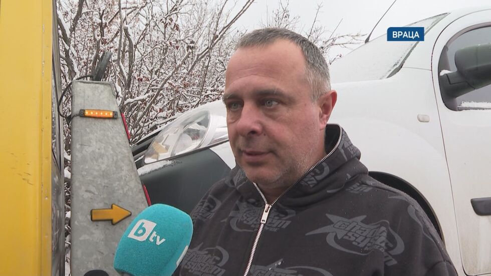 "Добре, че останах жив. Надолу е дере": Изтеглят цистерна за мляко, излетяла от пътя след удар