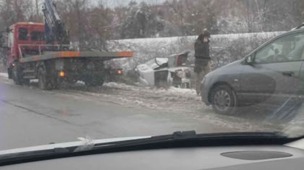 Линейка се обърна край Драгичево, медицинска сестра е в тежко състояние