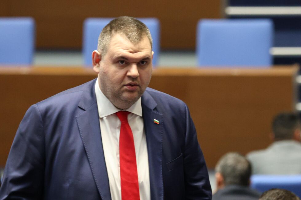 Пеевски отговори на Цеков: Попитайте го колко често седеше в моя кабинет